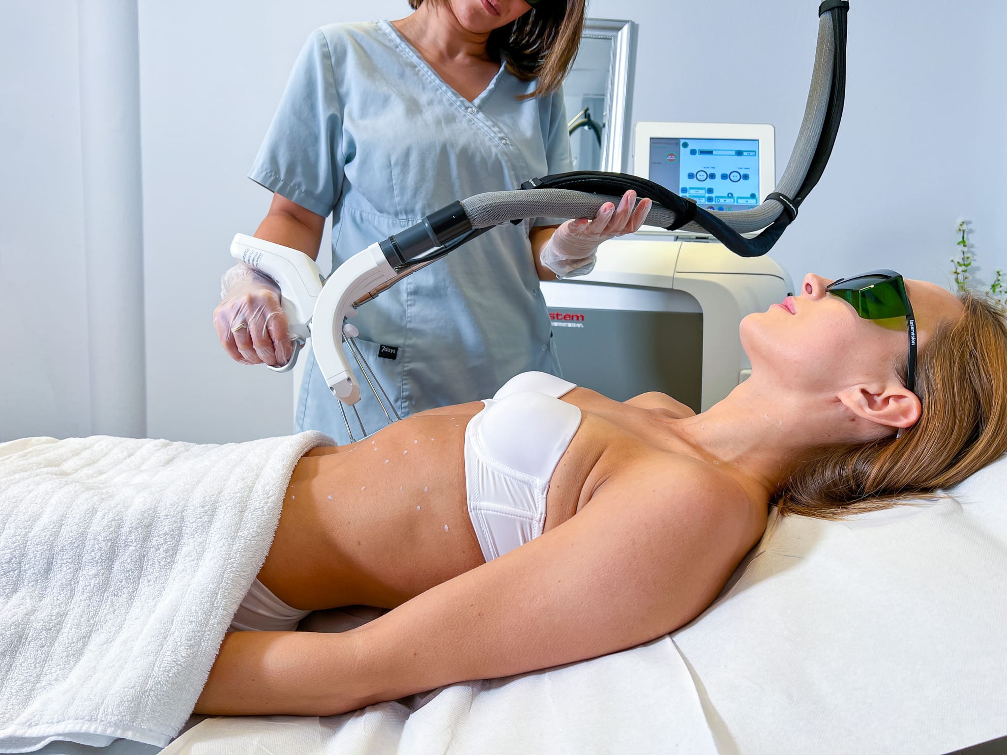Laser Haarentfernung am Bauch bei Frauen